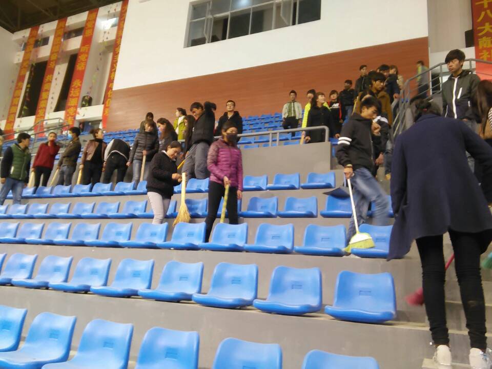 数理系学生打扫大学生活动中心