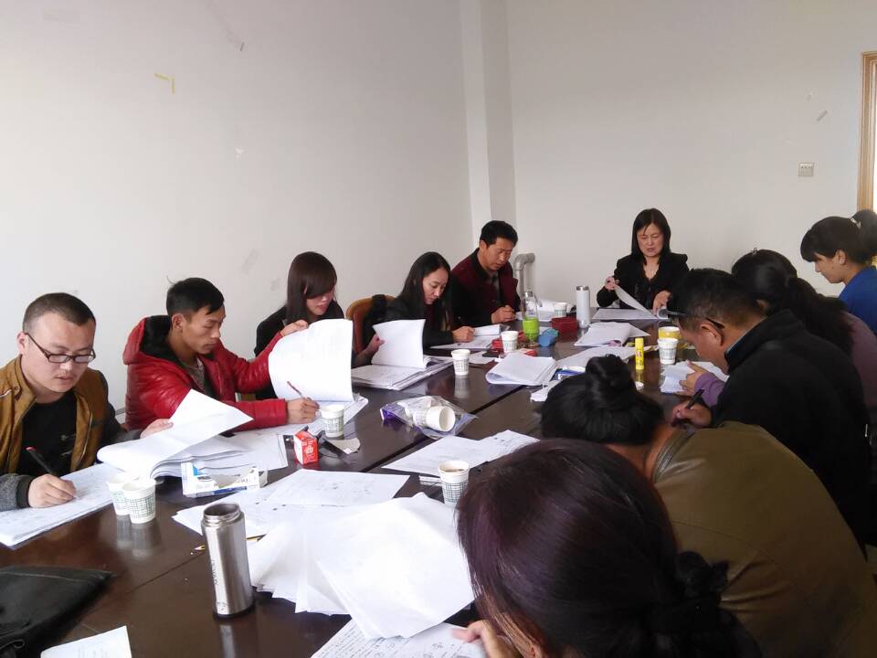 我系教师在紧张的批阅期中试卷