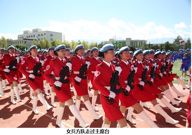 女兵方队走过主席台前.png
