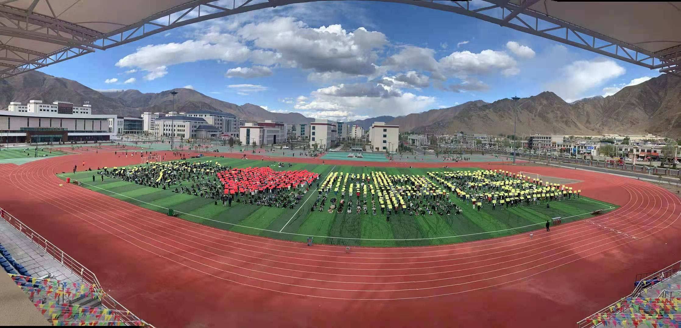 数科系学生参加“我爱中国”方阵