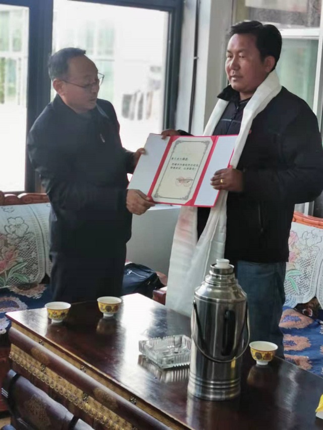 江白校长为2021年全国教书育人楷模强巴次仁颁发杰出校友荣誉证书