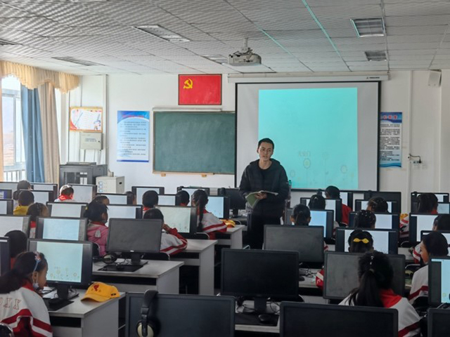 信息技术系与城关区白定小学开展联合教学教研活动