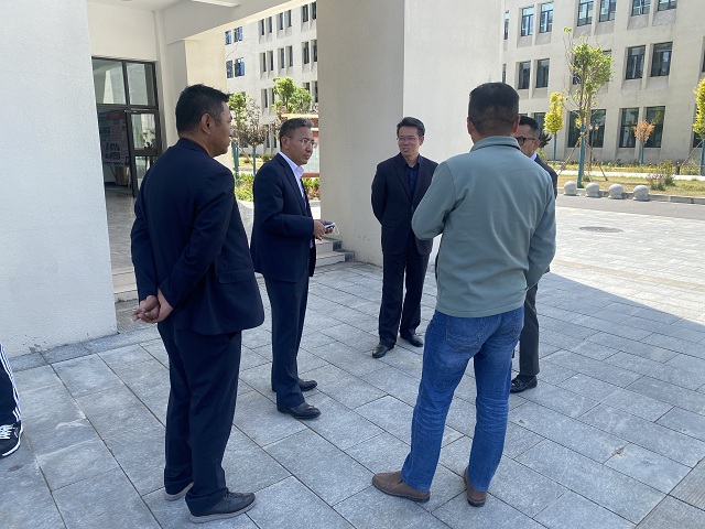 校领导与项目承建单位领导一同检查项目建设成效