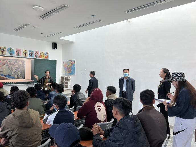 校领导带队开展新学期教学秩序检查