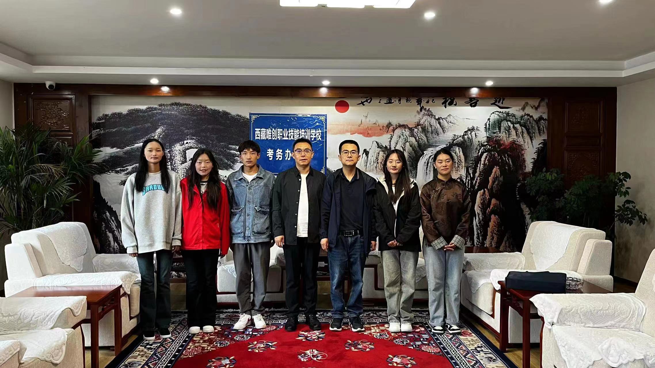 拉萨师专2021级学生奔赴全区各地开展实习工作