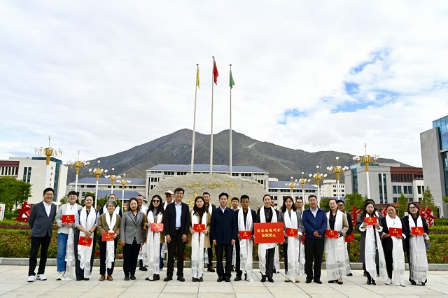 拉萨市委副书记赵辉年来校慰问教师代