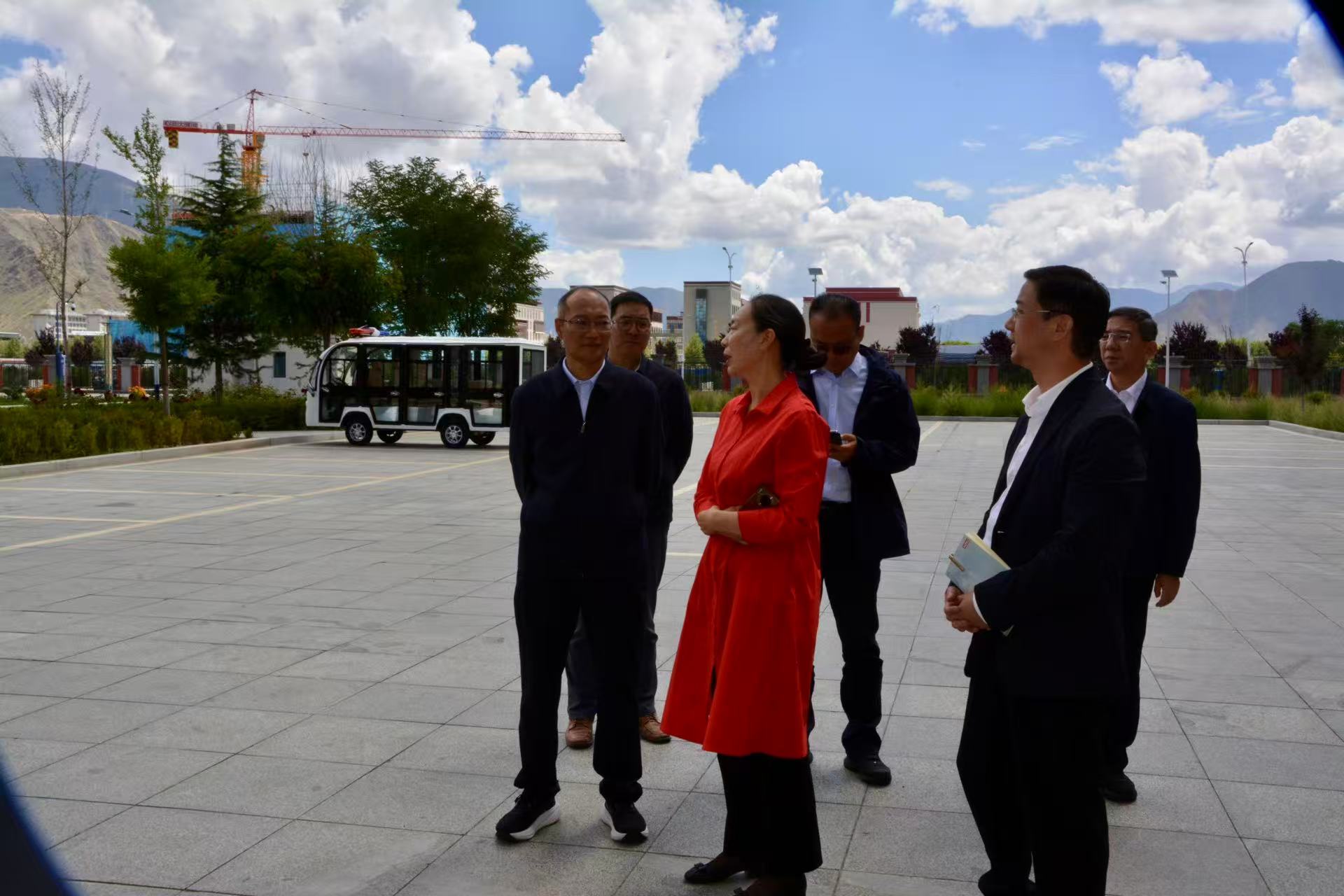 拉萨师范学院党委书记带队参观校园.jpg