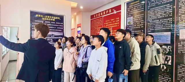 拉萨师范学院开展新生入学教育 组织新生参观德育室和校史馆