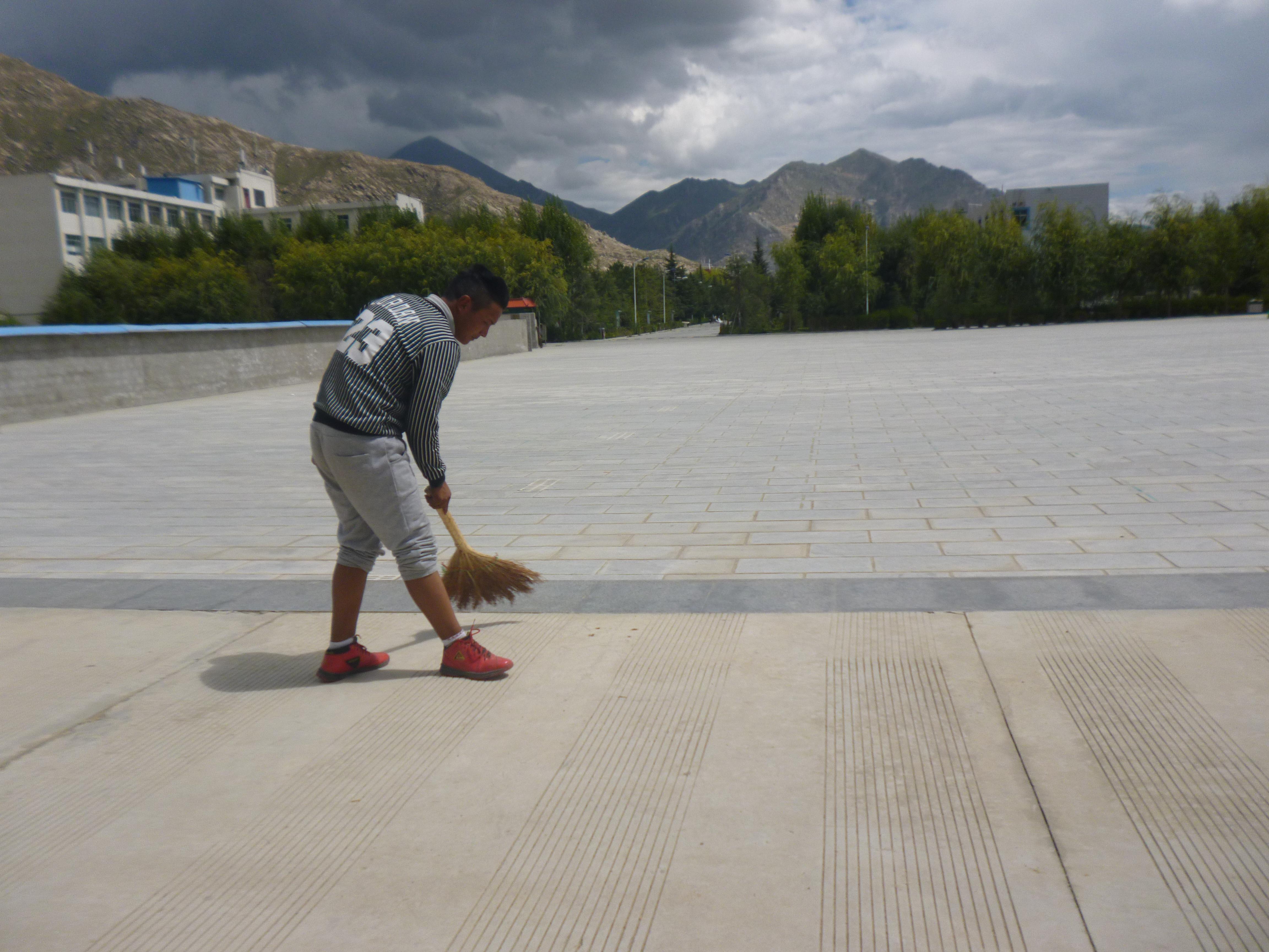 我系学生参加校园打扫