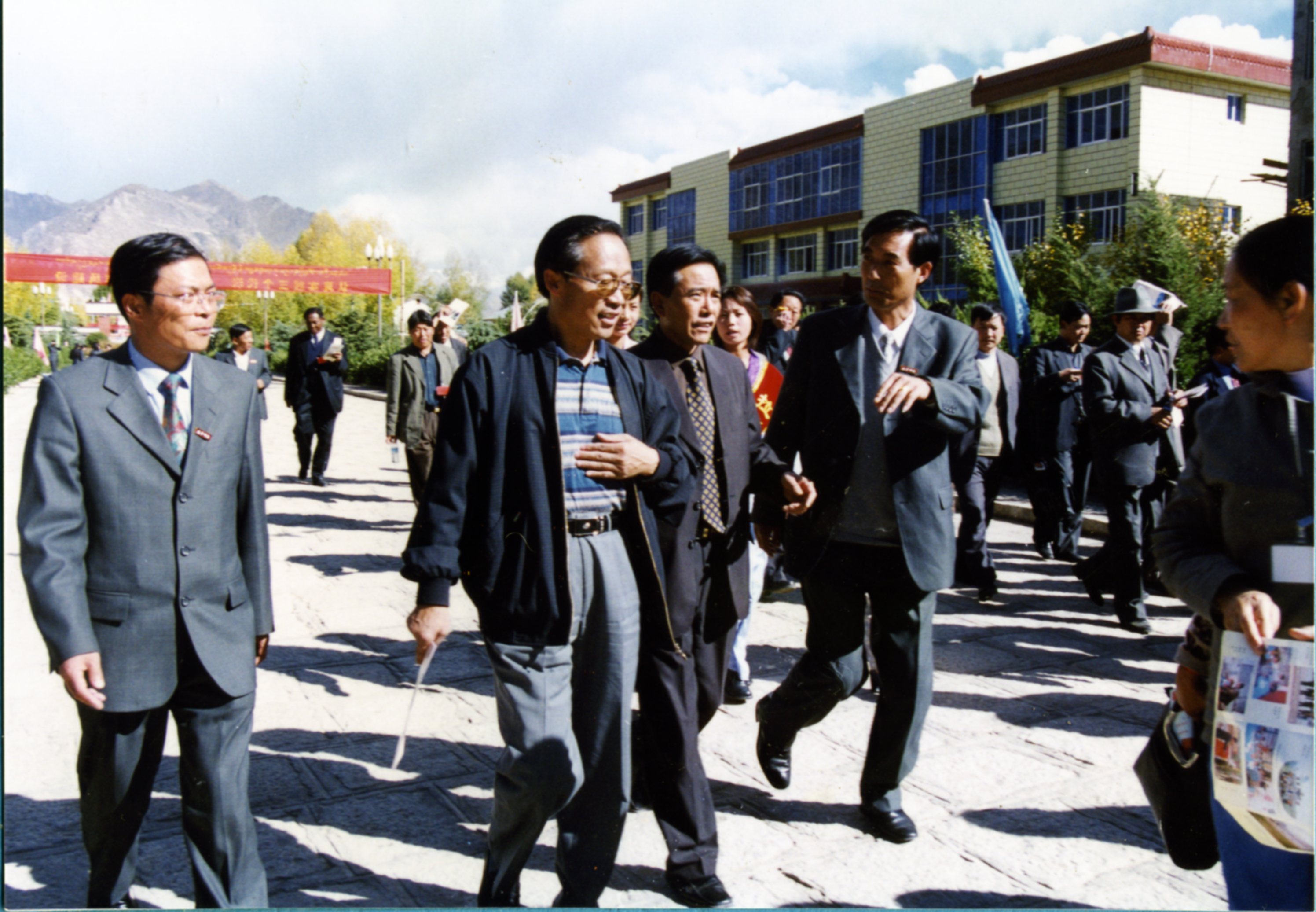 自治区教育工委书记主任张荣扬莅临我校视察指导工作