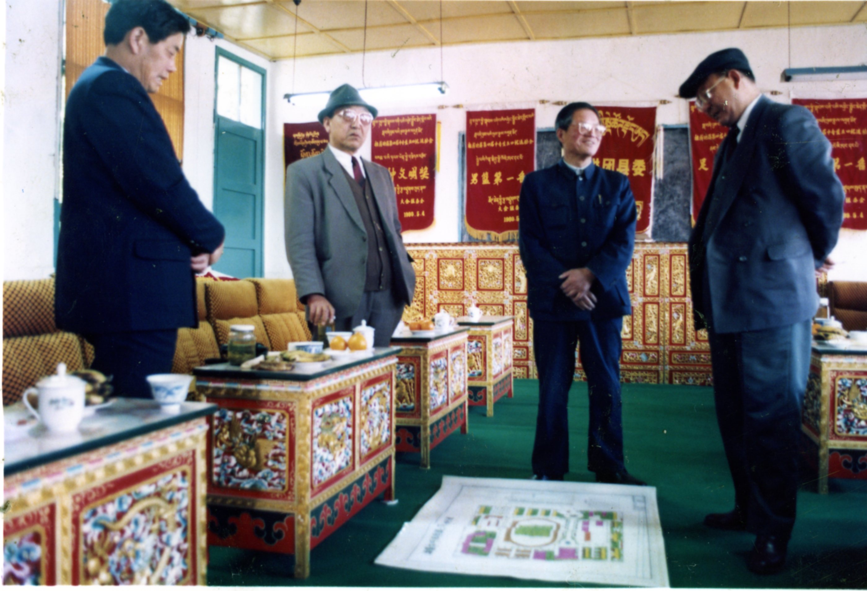 自治区党委副书记丹增及市领导审查学校规划图