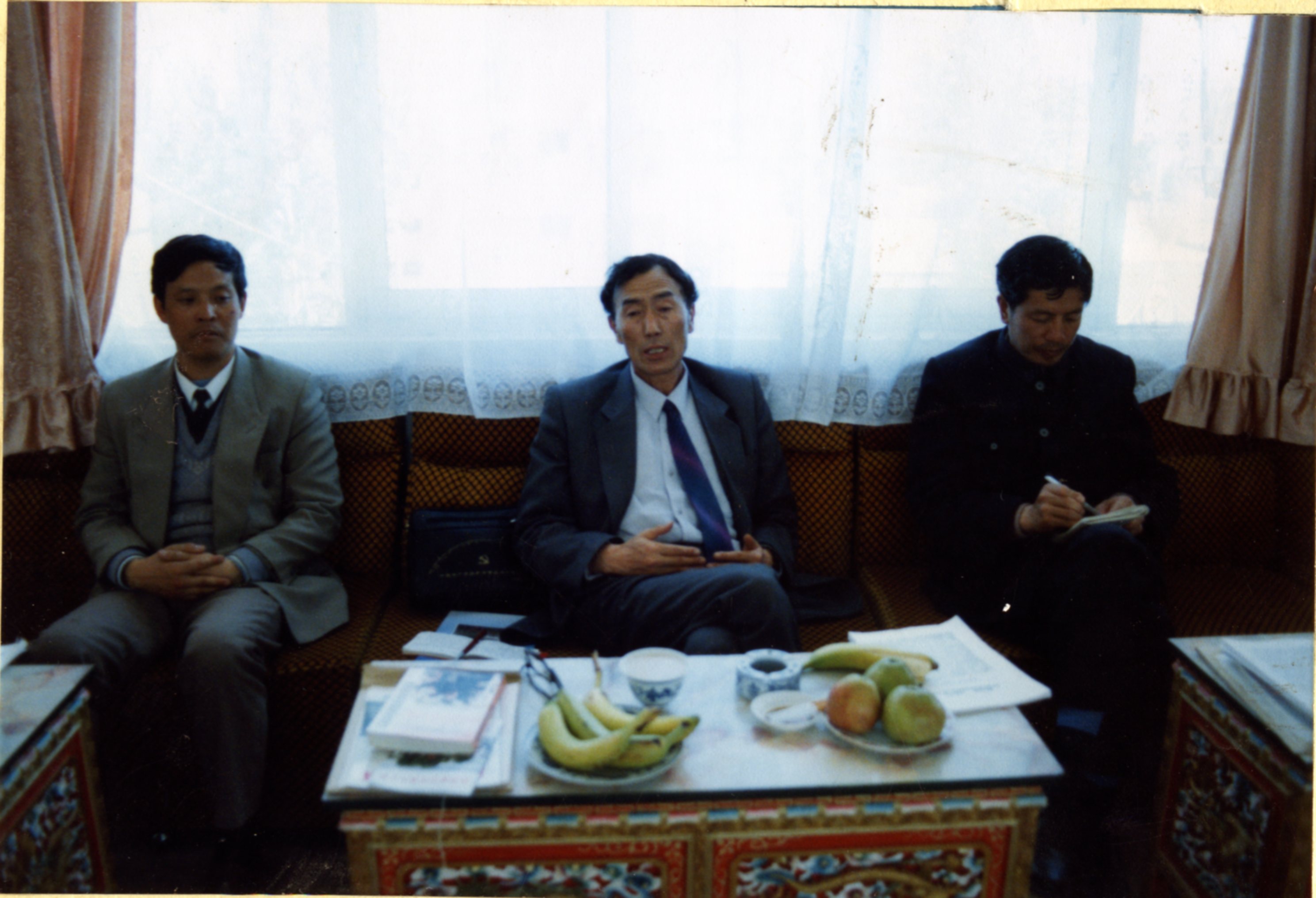  时任拉萨市委书记的向巴平措与江苏援藏干部座谈