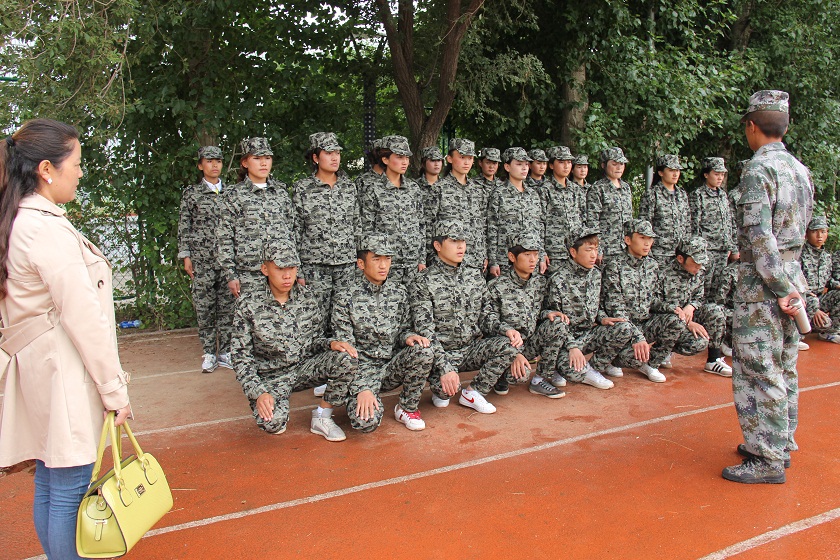 班主任融入学生军训