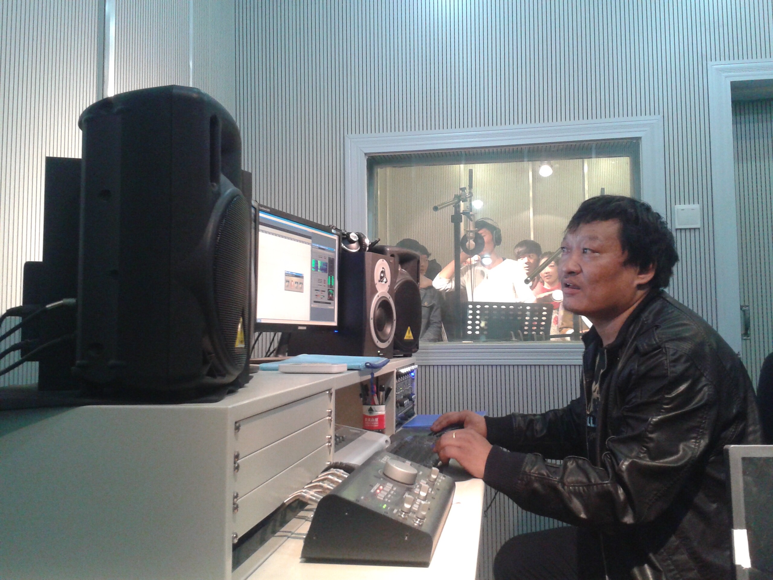 为参加歌手比赛的学生制作歌曲的一幕